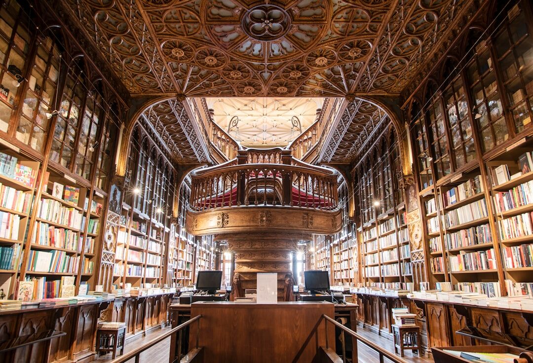 Interior de una biblioteca histórica con estanterías de libros antiguos