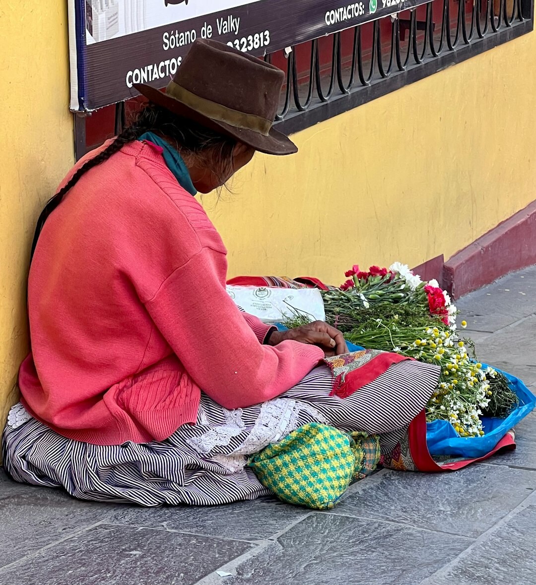 Hombre de mediana edad leyendo cartas antiguas en un escritorio de madera